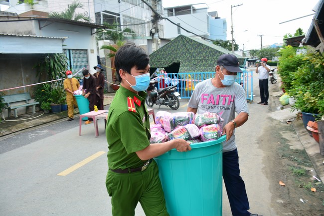 Continuing to support people in need in the Covid-19 pandemic of Hoang Phap Pagoda (series 4)